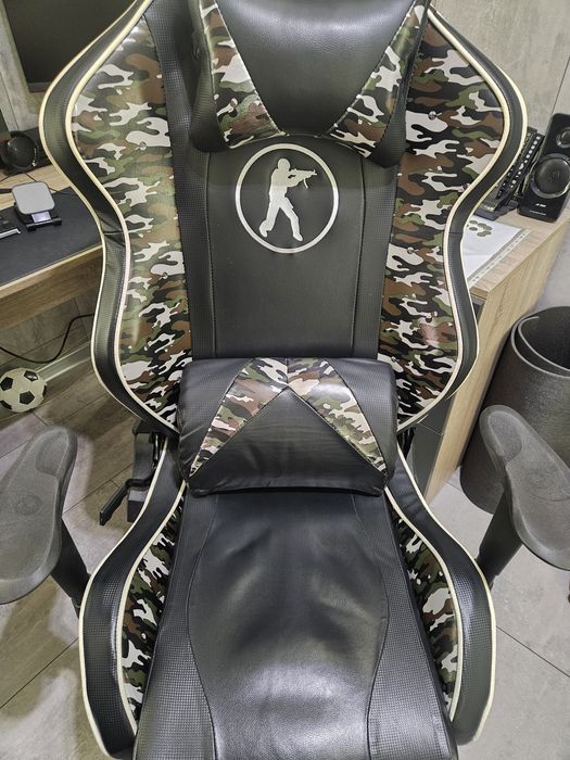 Ъглово бюро и гейминг стол