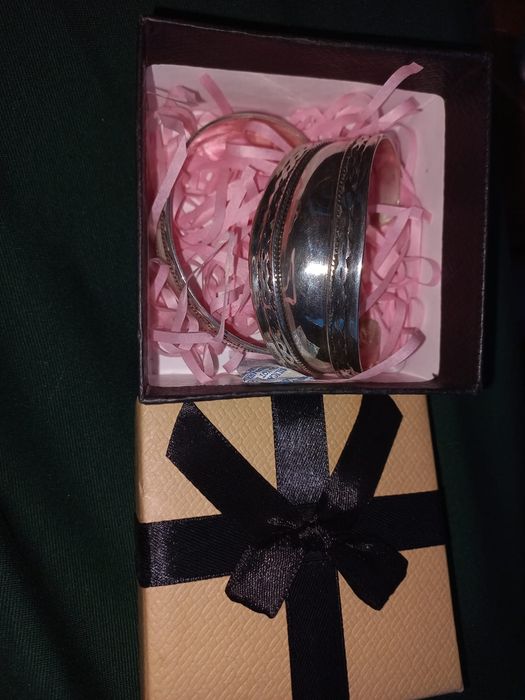 Продам два браслета вместе за 32000