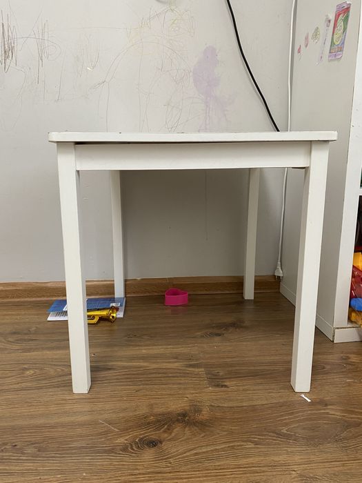 Продается стол с стульям и стелаж