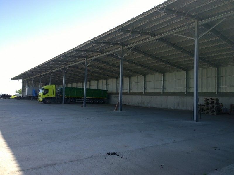 Vand saivan , grajd , fanar de 450 de mp acoperit cu tabla o