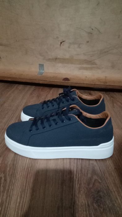 Крассовки Zara 42