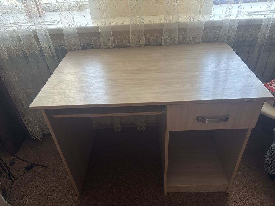 Стол письменный.