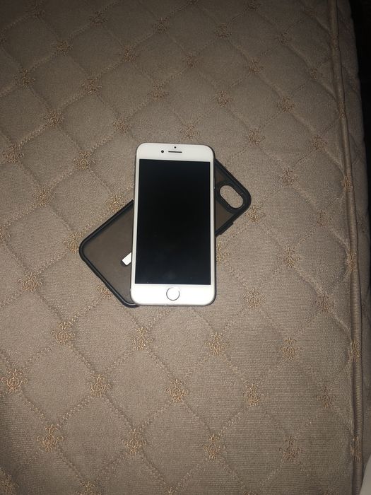 Айфон 8 продам.