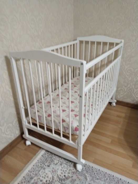 Детская кроватка с матрасом