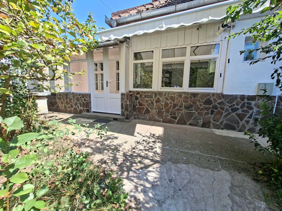 Închiriez casă cu 2 camere, curte proprie, acces auto – zona Semicentrală