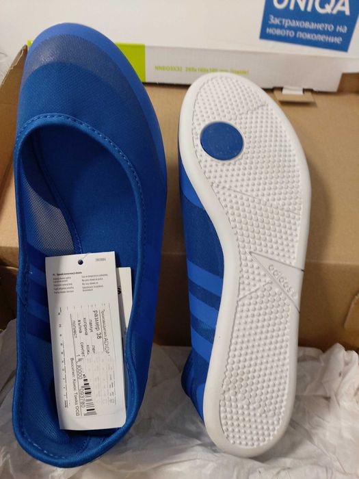 Обувки Adidas изработени от много финна копринена , мрежеста материя .