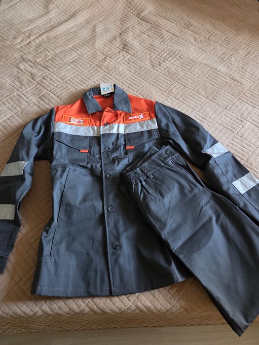 Продам спец одежду.