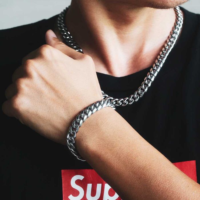 Цепочки есть наборы с браслетами