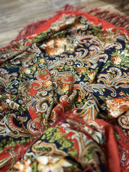 Очень красивый яркий платок