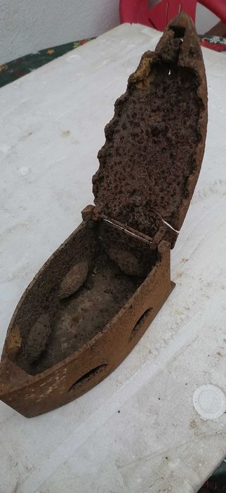 fier  de  calcat cu  carbune  cu  defecte  pret  80  lei