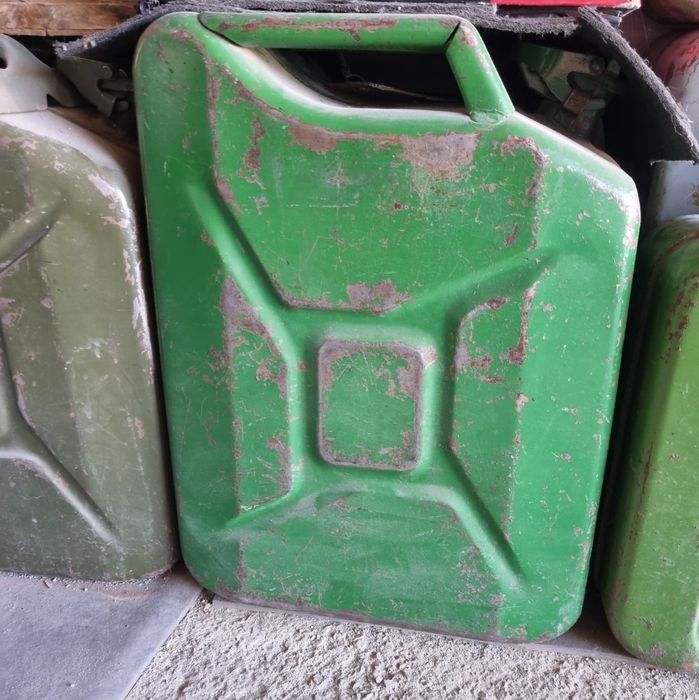 Продам канистры железные