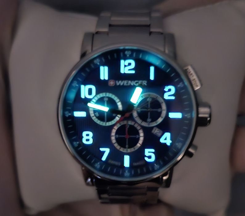 Часовник WENGER-швейцарски(в перфектно състояние)