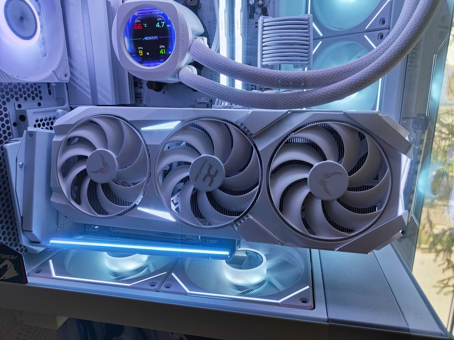 9070XT Red Devil Spectral White 16GB + 3 години гаранция!