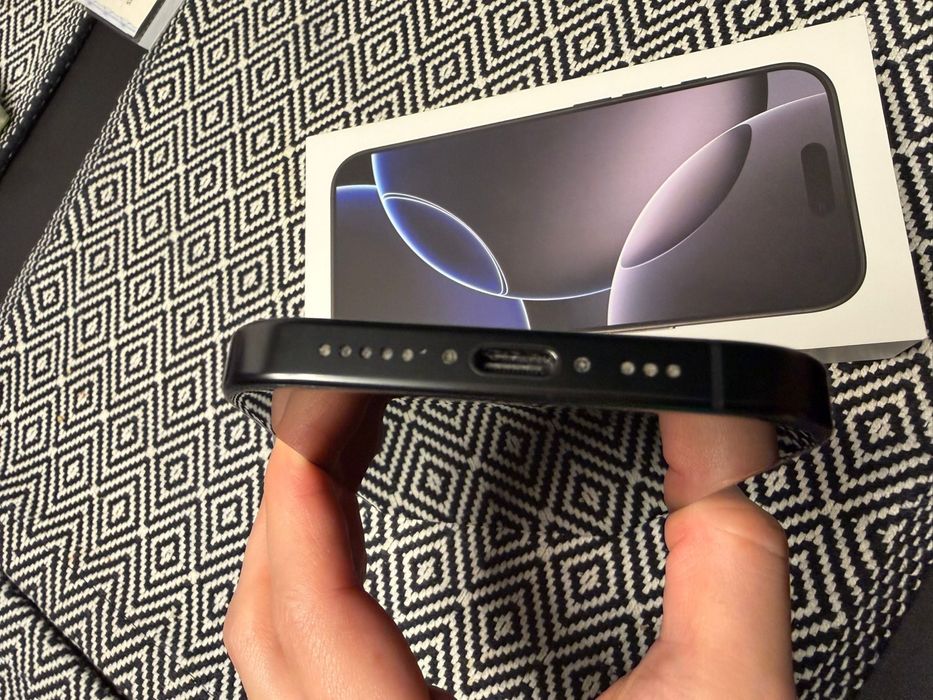 Iphone 16 pro, black titanium, 246 GB