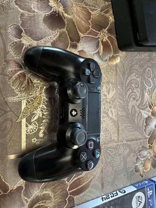 Продавам Ps4 Slim 500GB