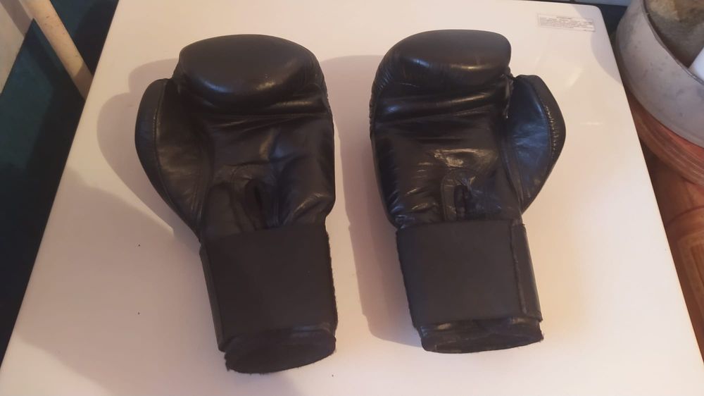 Vînd mînusi de box noi.