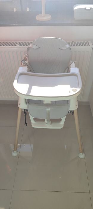Scaun de masa bebe gri cu tăviță detașabilă in stare foarte buna