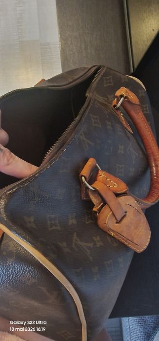 Louis Vuitton Speedy (varianta clasică, cu mâner de mână, fără baretă lungă de umăr).