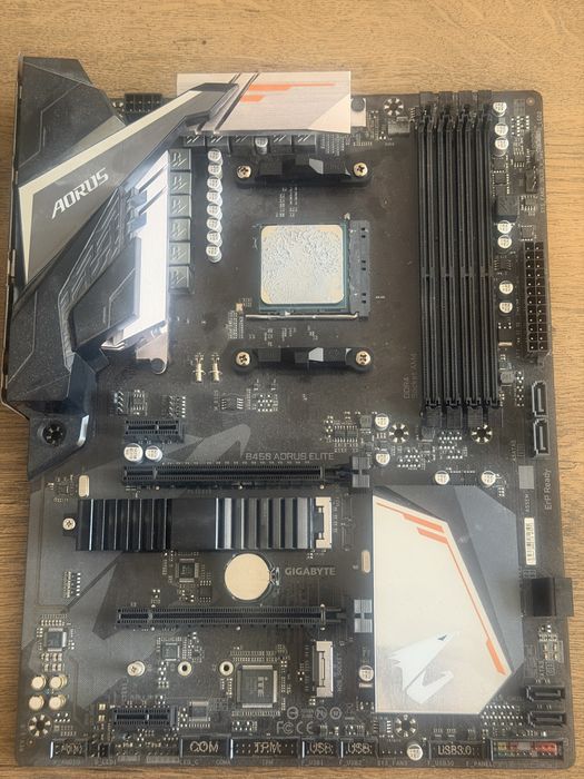 Процесор AMD Ryzen 5700x3d с дънна платка Gigabyte B450 Aorus Elite и 32GB Ddr4 3733