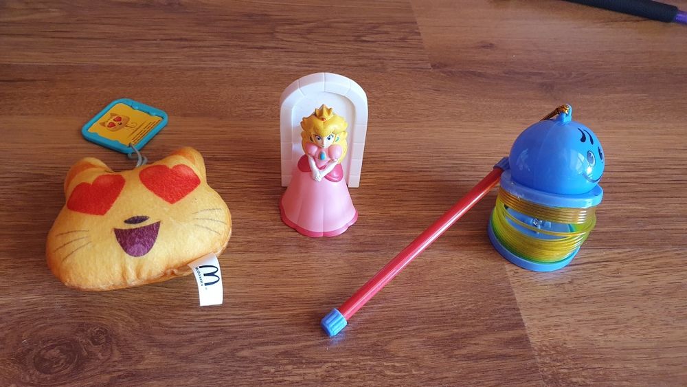 Настолни игри, кукли, топчета, матрьошки  и др.