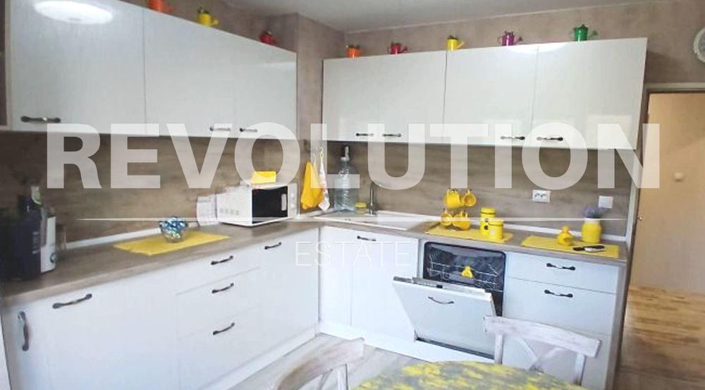 Тристаен апартамент в района на Цветен квартал!