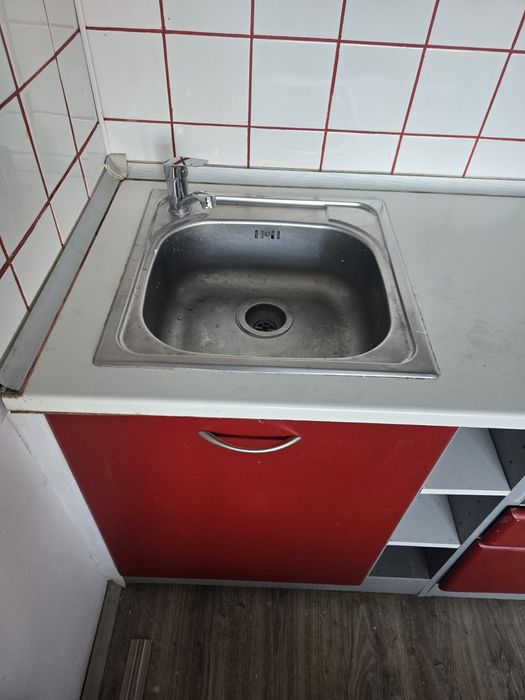 Продавам кухня в червено и сиво