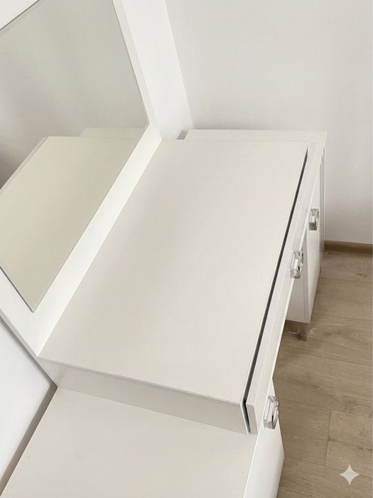 Туалетный столик с зеркалом