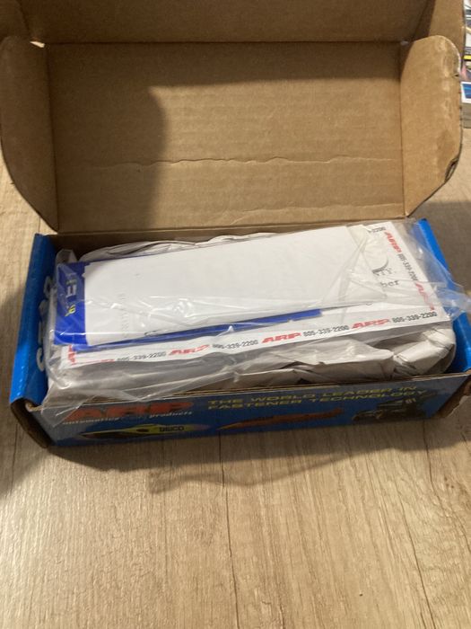 ARP усилени шпилки за глави Subaru EJ20 и EJ25 turbo двигатели