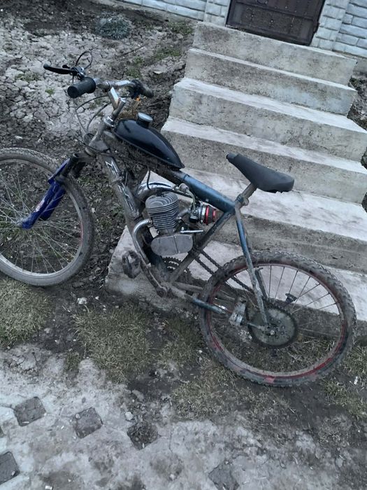 Vând sau schimb bicletă cu motor de 80cc tuining pe un scuter