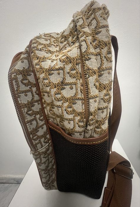 Ruksak in nuante de maro brodat cu auriu