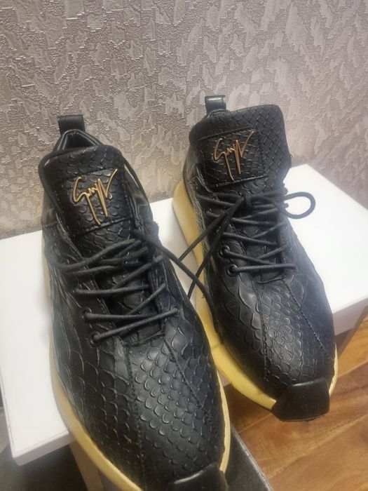 Продаются зимние крассовки.покупались за 150 долларов