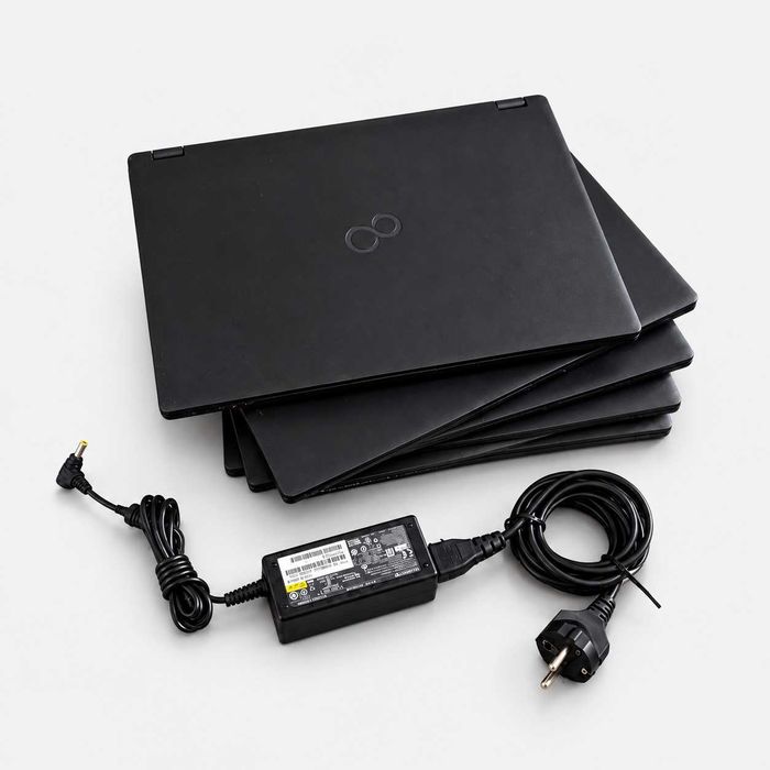Laptop Fujitsu Lifebook E558, Ecran de 15,6", Intel Core i7-8550U, 8 GB RAM, SSD 256 GB, 15,6" Full HD