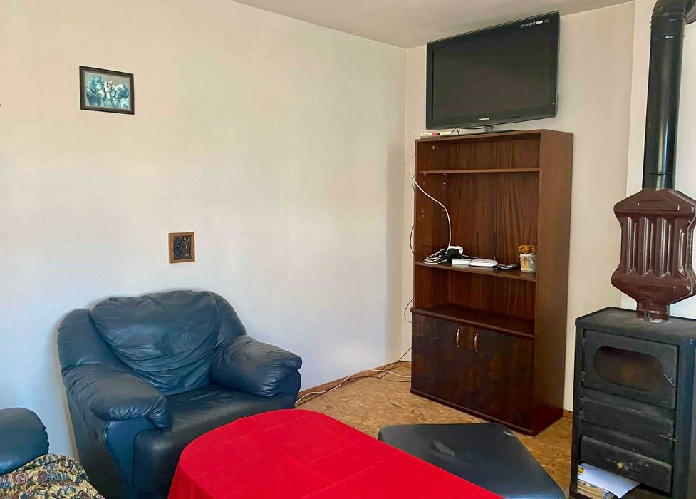 Продавам къща с двор в село Каравелово