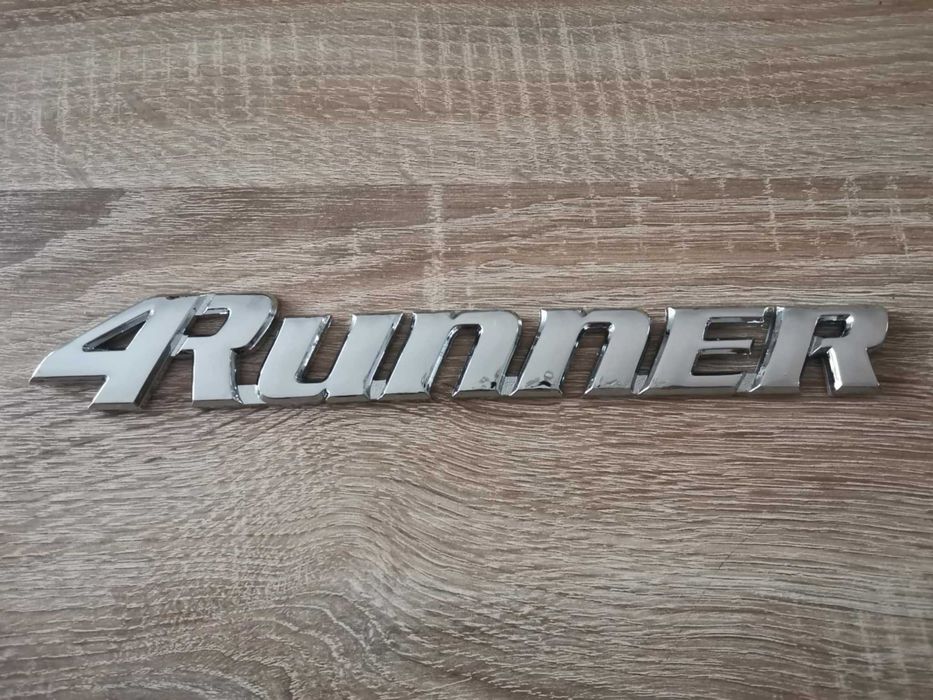 сребрист надпис Toyota 4Runner