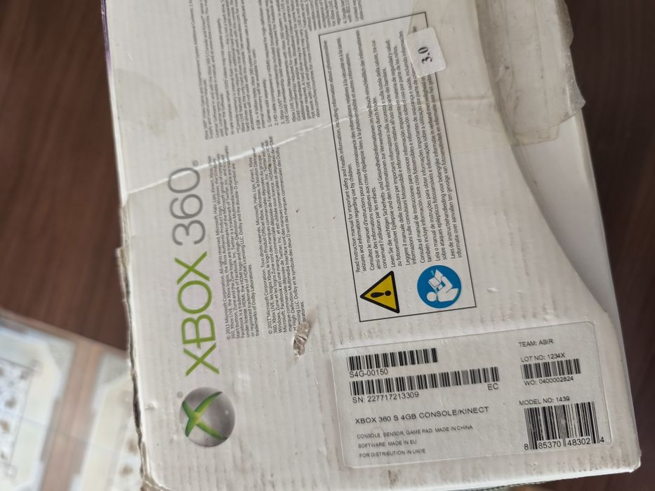 Игровая консоль Xbox  Slim в комплекте с  сенсором движения Kinect