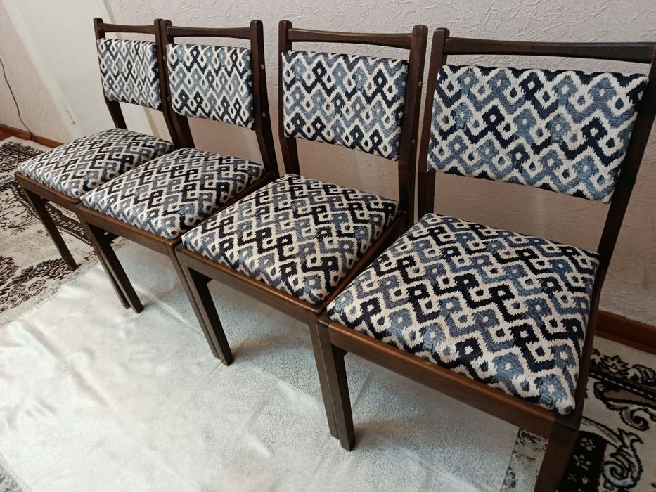 Советские стулья, реставрированные, оббитая новым паралом и тканью