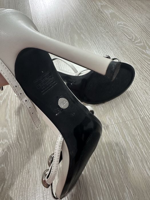 Кожаные босоножки Zara