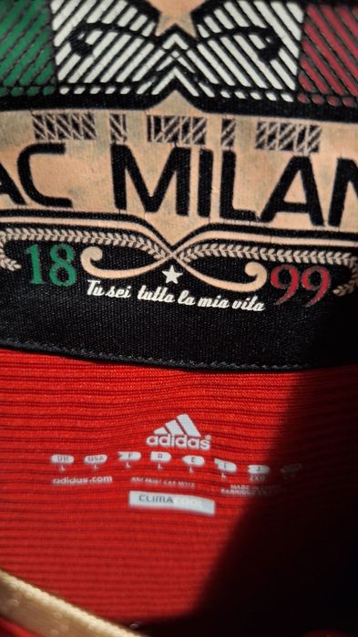 Домакински екип на Милан от сезон 10/11.