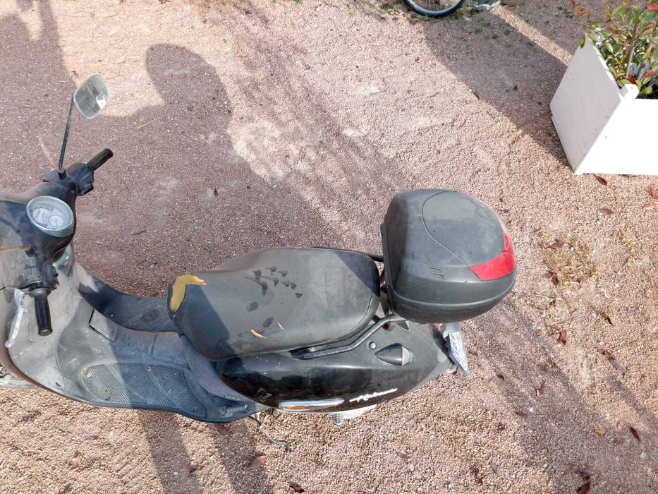 Vând scooter habbana an 1999 125 cc. Funcționa asta iarna. Nu l-am pornit. Bateria este scoasa.