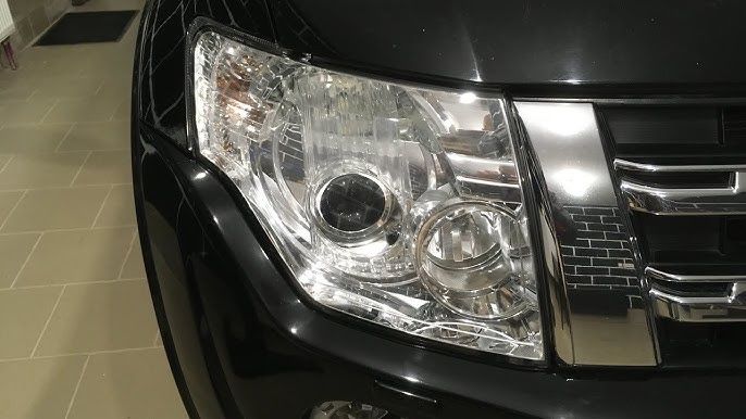 Стекла фары Mitsubishi Pajero 4