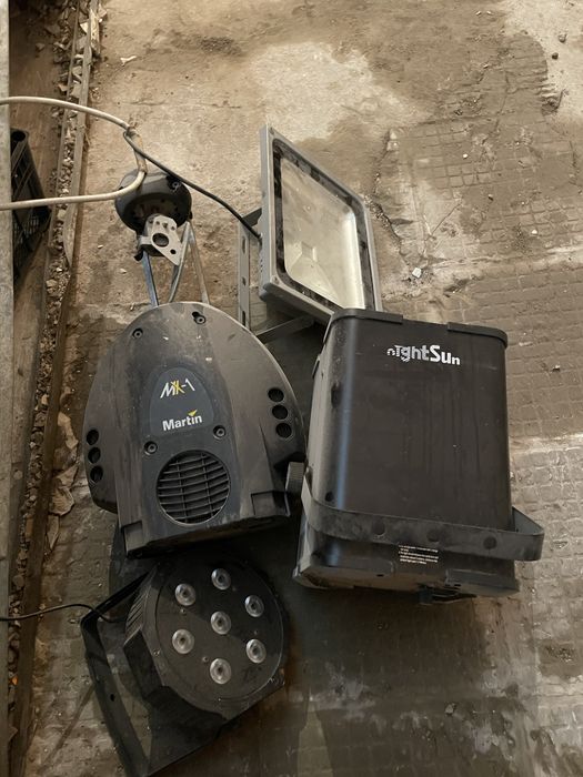 Дверь, унитазы, раковины, светодиоды