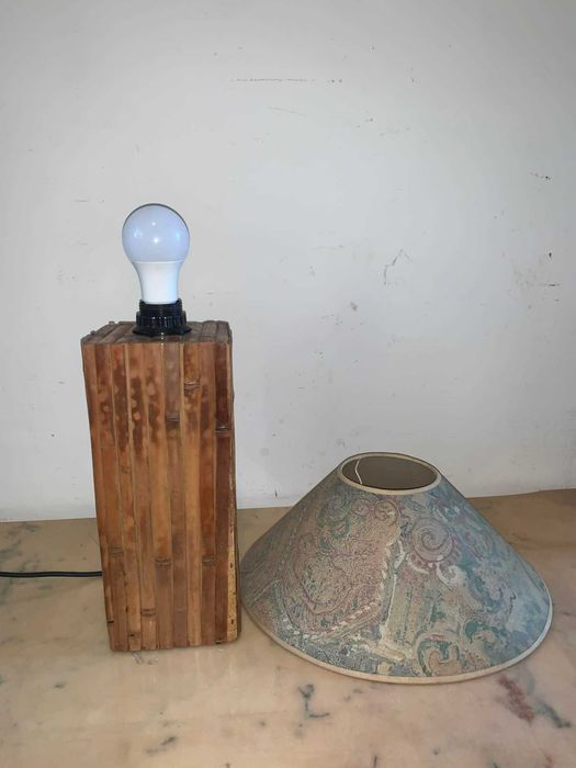 Veioza din lemn imbracata in bambus