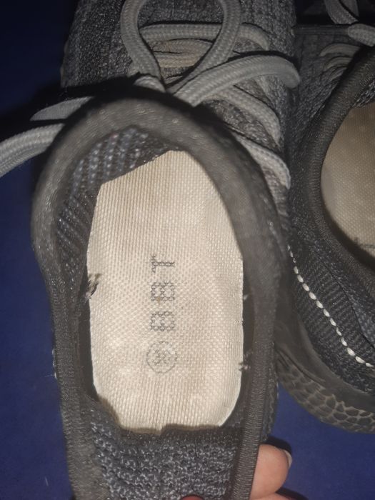 Срочно  продам изики кроссовки детские на мальчика /девочку