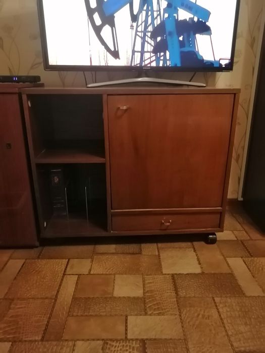 Тумба под телевизор на колесиках.