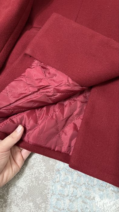 Палто тёмный красний