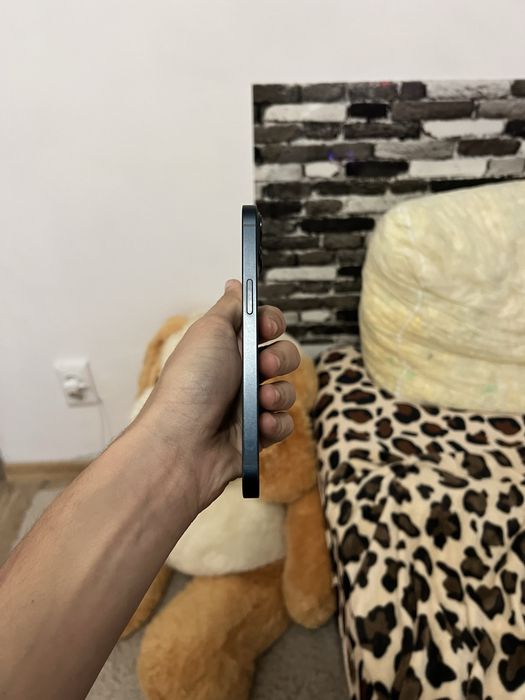 Vand iphone 13 pe piese urgent