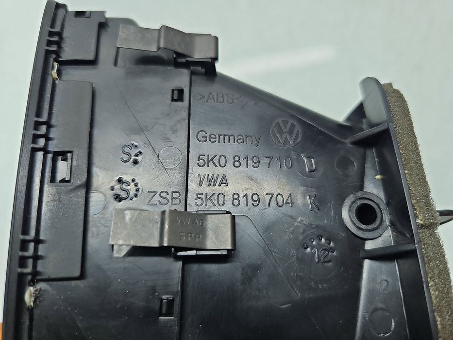 Grila aerisire dreapta Volkswagen Golf 6 (5K1) [Fabr 2009-2013] 5K0819