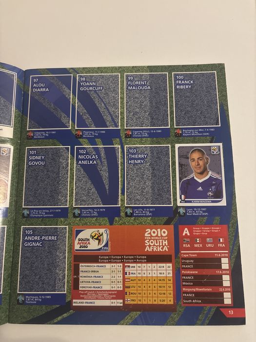 Частично попълнен албум Панини Световно 2010