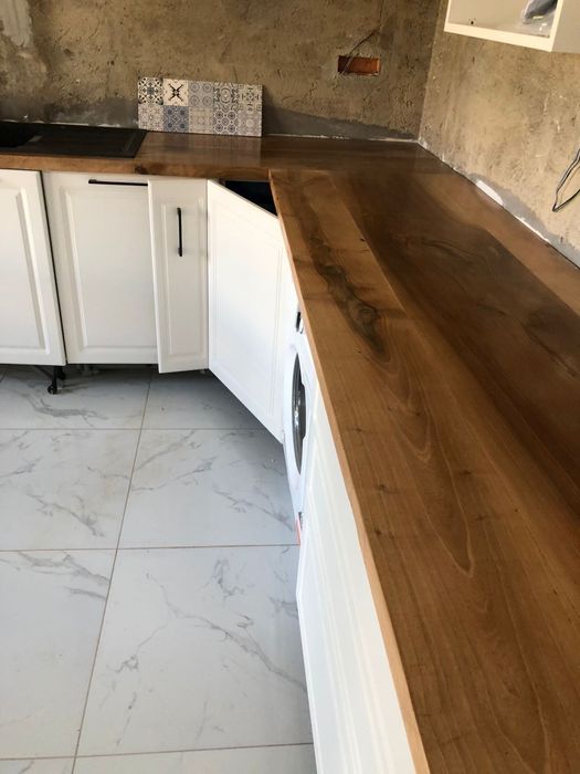 Blat din lemn masiv și baluștrii scări interioare!