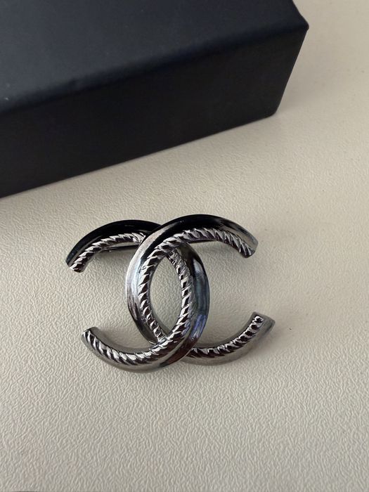 Brosa Chanel argintie